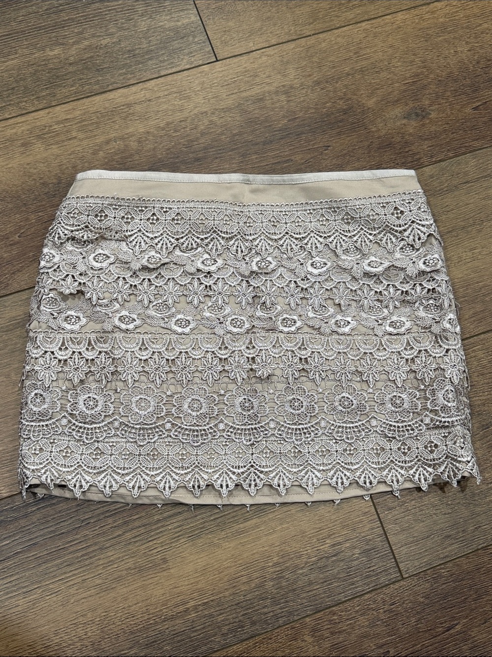 Sans Souci Beige Lace Mini Skirt. Size XS